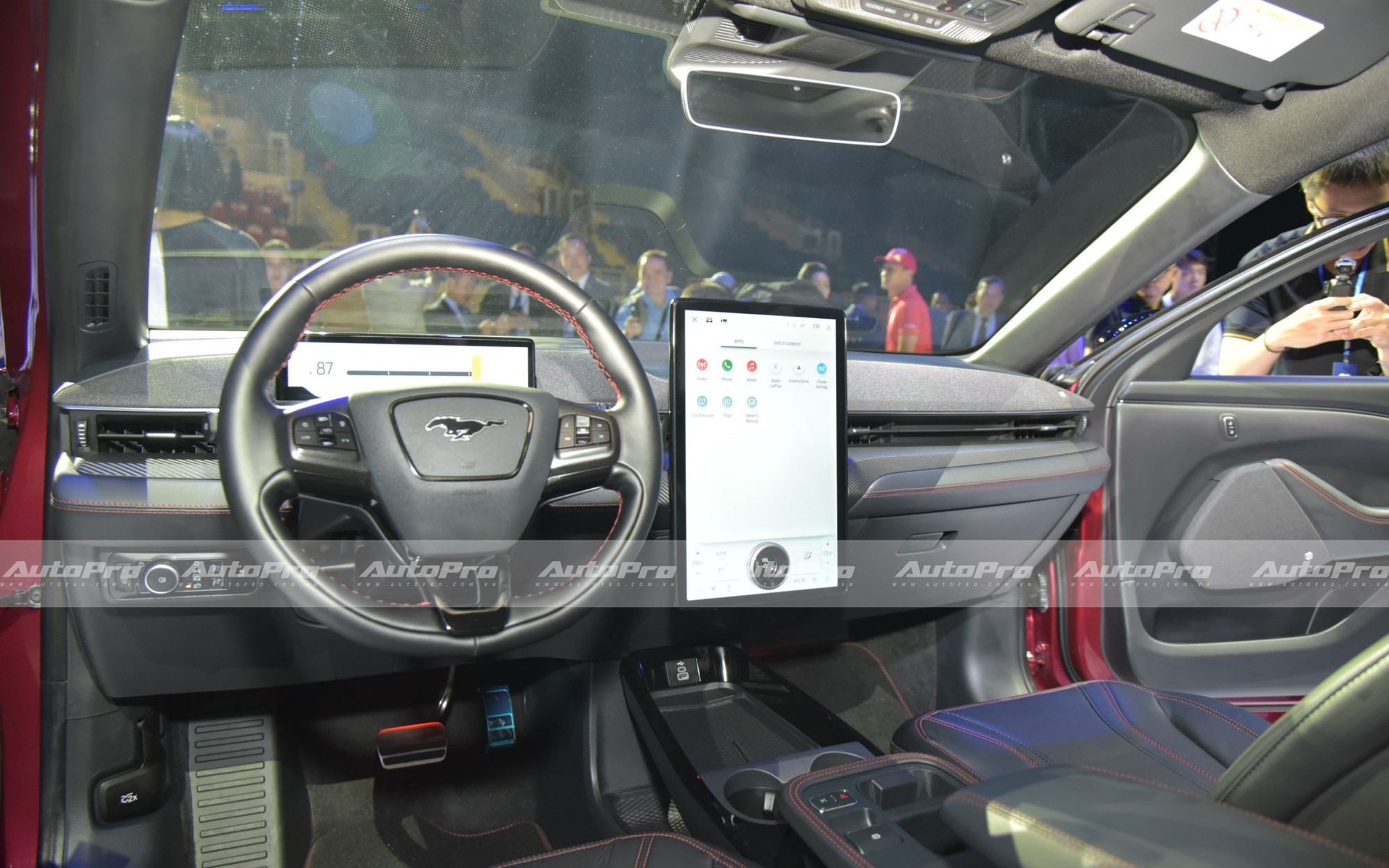 Ford Mustang Mach-E ra mắt Việt Nam: Giá 2,599 tỷ đồng, mạnh gần 400hp, đầy pin dư sức chạy Hà Nội - Quảng Bình- Ảnh 8. Ford Mustang Mach-E ra mắt Việt Nam: Giá 2,599 tỷ đồng, mạnh gần 400hp, đầy pin dư sức chạy Hà Nội - Quảng Bình- Ảnh 8.