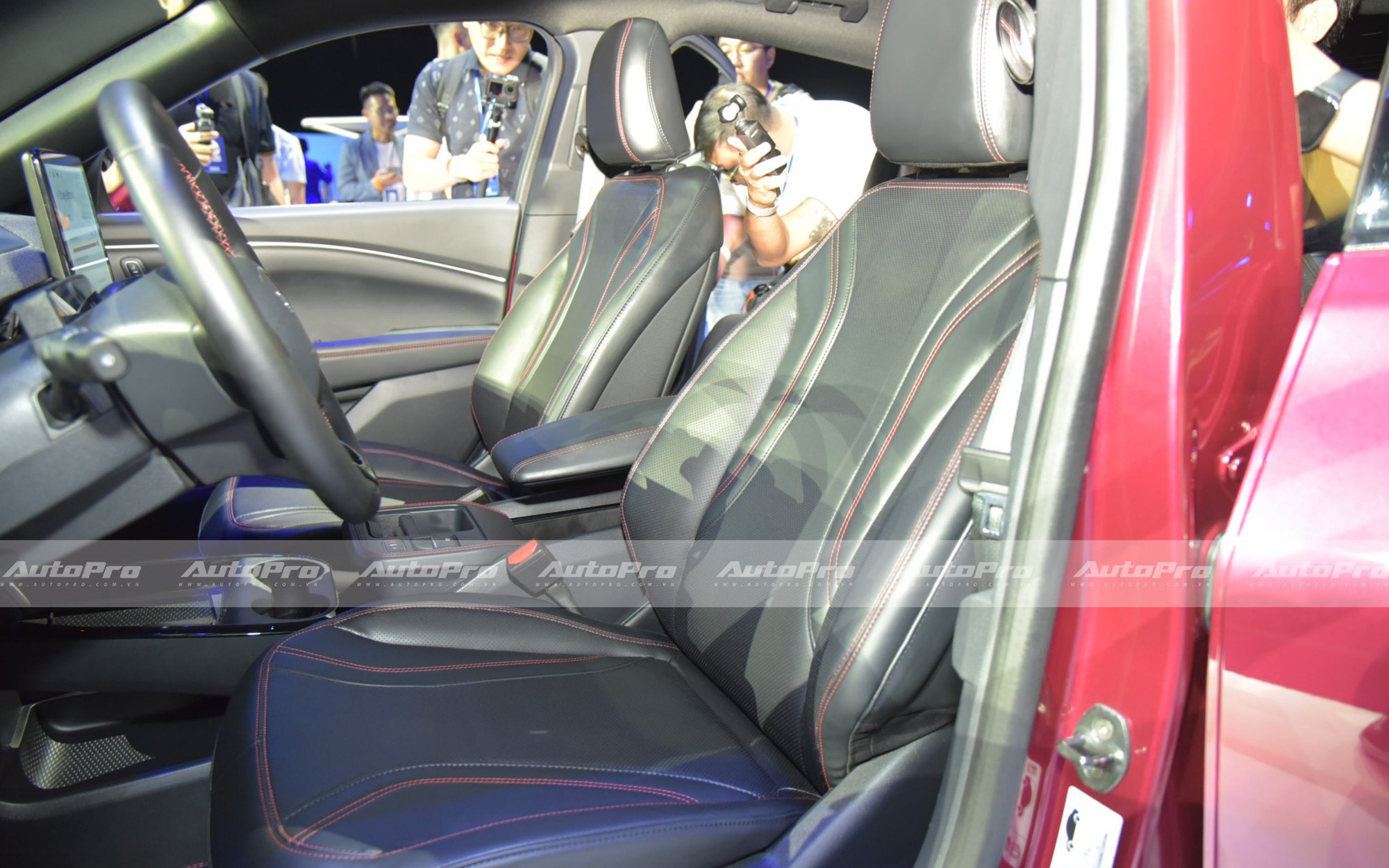 Ford Mustang Mach-E ra mắt Việt Nam: Giá 2,599 tỷ đồng, mạnh gần 400hp, đầy pin dư sức chạy Hà Nội - Quảng Bình- Ảnh 11. Ford Mustang Mach-E ra mắt Việt Nam: Giá 2,599 tỷ đồng, mạnh gần 400hp, đầy pin dư sức chạy Hà Nội - Quảng Bình- Ảnh 11.