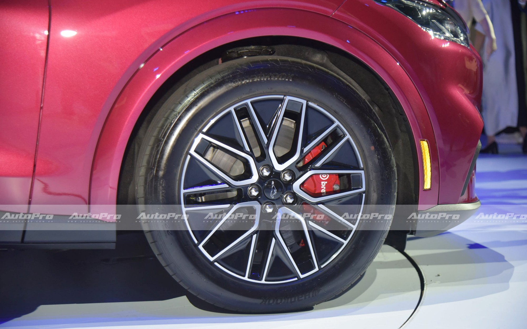 Ford Mustang Mach-E ra mắt Việt Nam: Giá 2,599 tỷ đồng, mạnh gần 400hp, đầy pin dư sức chạy Hà Nội - Quảng Bình- Ảnh 7. Ford Mustang Mach-E ra mắt Việt Nam: Giá 2,599 tỷ đồng, mạnh gần 400hp, đầy pin dư sức chạy Hà Nội - Quảng Bình- Ảnh 7.