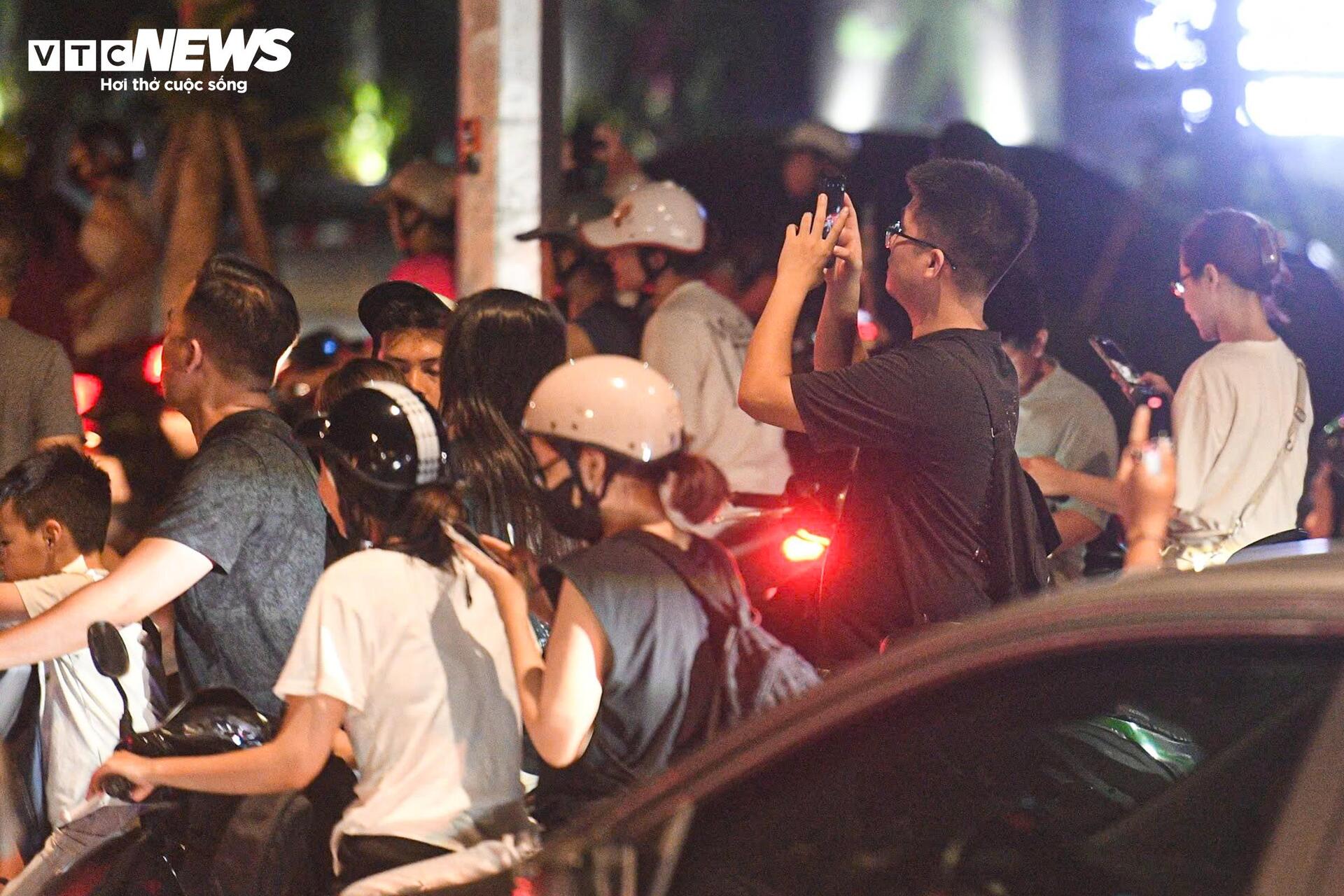 Chuy&ecirc;n cơ B&aacute;c Hồ xuất hiện tr&ecirc;n phố H&agrave; Nội g&acirc;y x&ocirc;n xao người d&acirc;n - Ảnh 5.