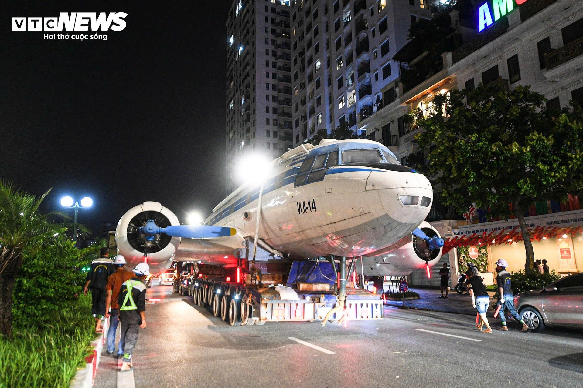 Chuy&ecirc;n cơ B&aacute;c Hồ xuất hiện tr&ecirc;n phố H&agrave; Nội g&acirc;y x&ocirc;n xao người d&acirc;n - Ảnh 2.