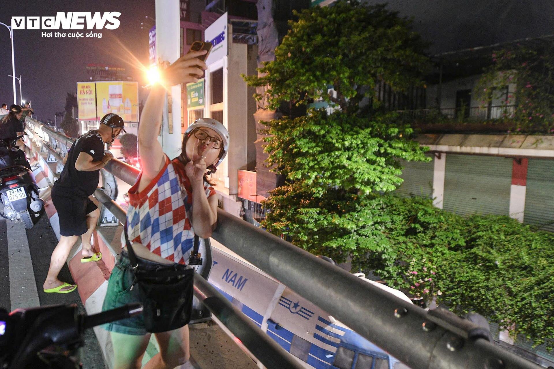 Chuy&ecirc;n cơ B&aacute;c Hồ xuất hiện tr&ecirc;n phố H&agrave; Nội g&acirc;y x&ocirc;n xao người d&acirc;n - Ảnh 6.