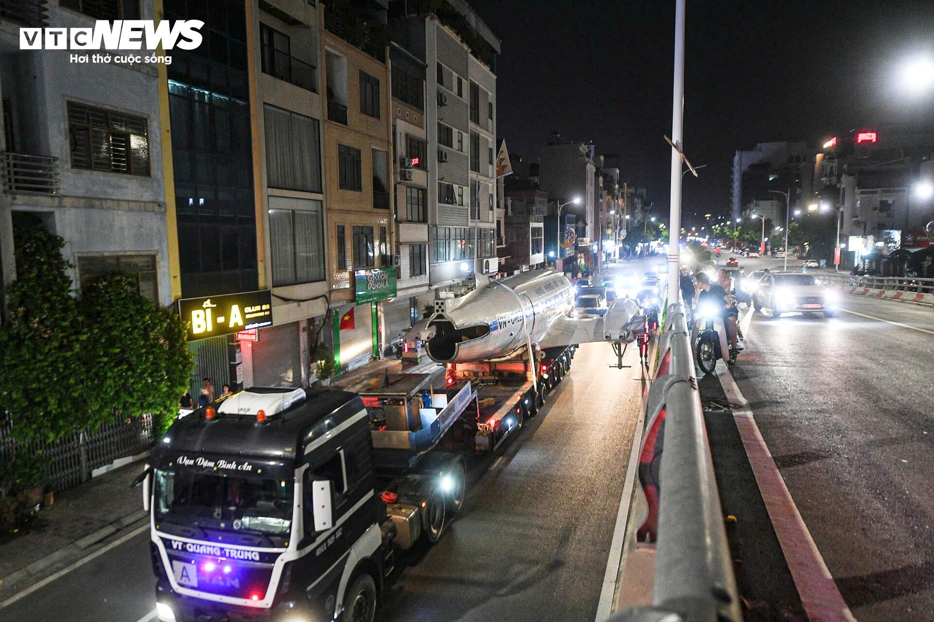 Chuy&ecirc;n cơ B&aacute;c Hồ xuất hiện tr&ecirc;n phố H&agrave; Nội g&acirc;y x&ocirc;n xao người d&acirc;n - Ảnh 4.