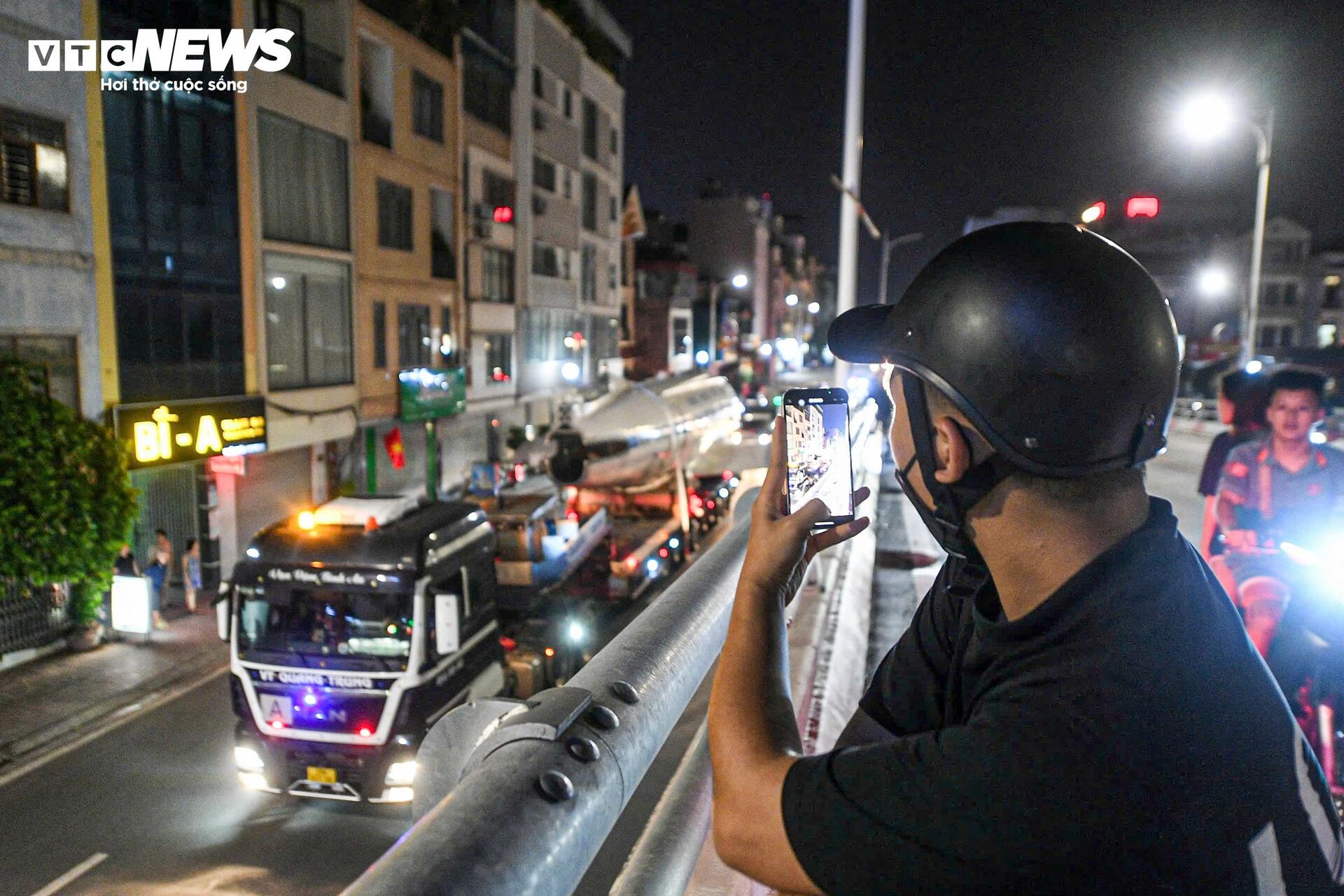 Chuy&ecirc;n cơ B&aacute;c Hồ xuất hiện tr&ecirc;n phố H&agrave; Nội g&acirc;y x&ocirc;n xao người d&acirc;n - Ảnh 7.