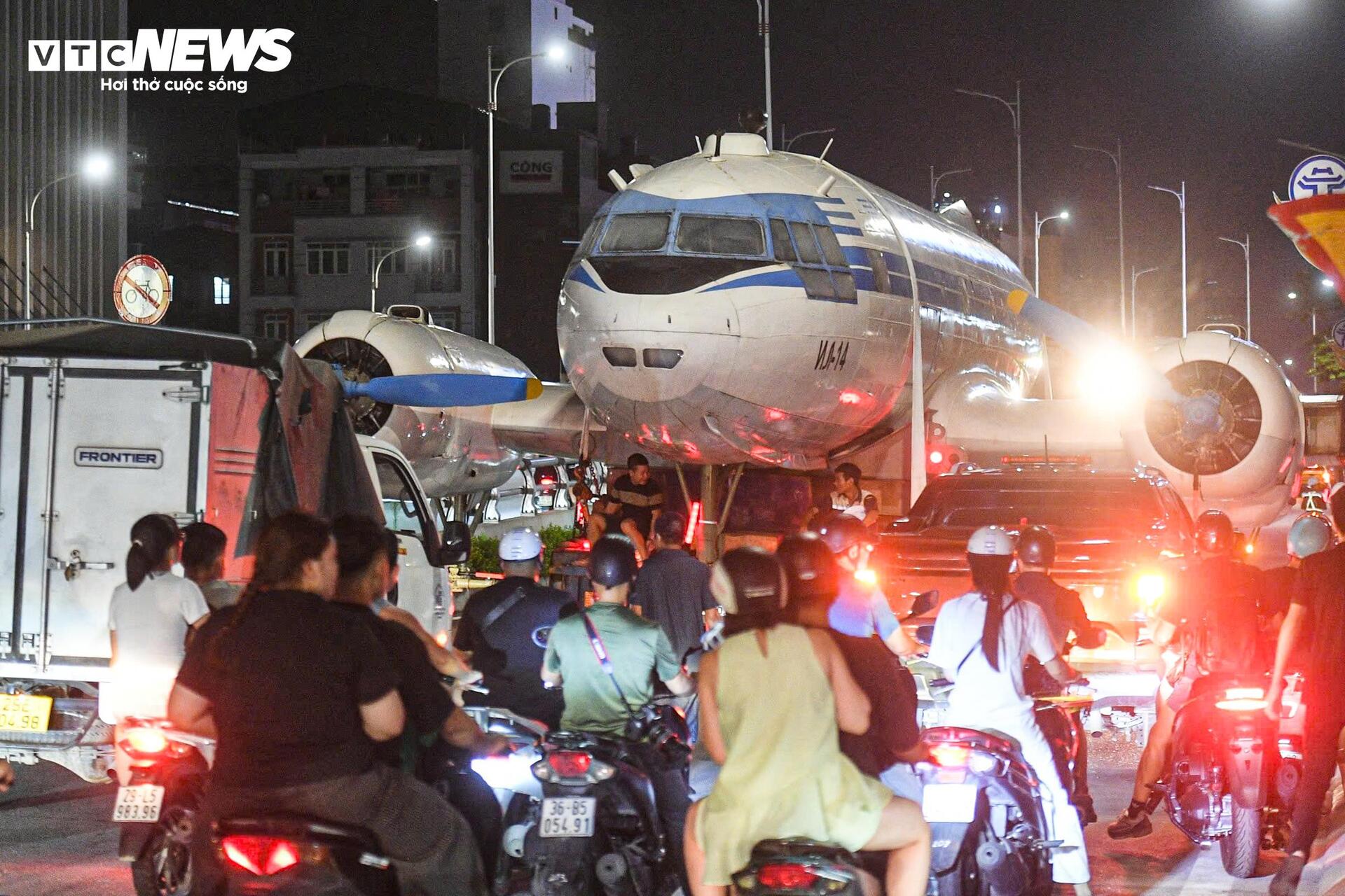 Chuy&ecirc;n cơ B&aacute;c Hồ xuất hiện tr&ecirc;n phố H&agrave; Nội g&acirc;y x&ocirc;n xao người d&acirc;n - Ảnh 1.