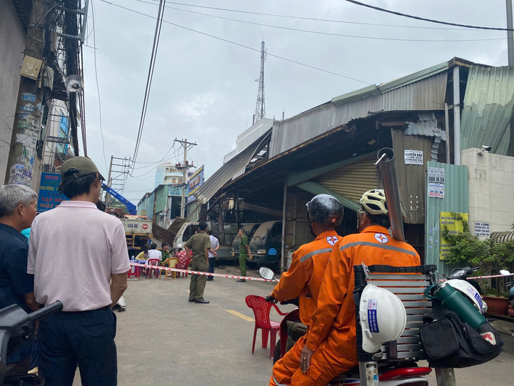 Nổ lớn tại Công ty Kính màu Ngọc Hân ở TP . HCM làm sập xưởng và hư hại nhà dân - Ảnh 1.
