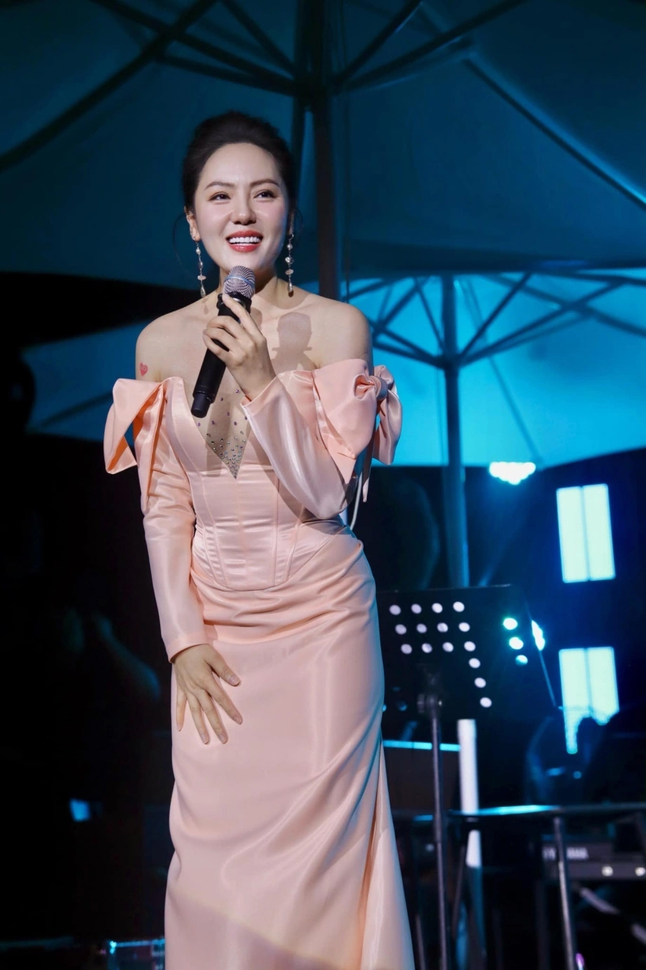 Ca sĩ Phương Linh tuổi 41 da căng mọng nhờ chăm uống 3 m&oacute;n nước gi&agrave;u collagen v&agrave; protein từ rất sớm, loại số 1 c&oacute; đầy chợ Việt- Ảnh 6.