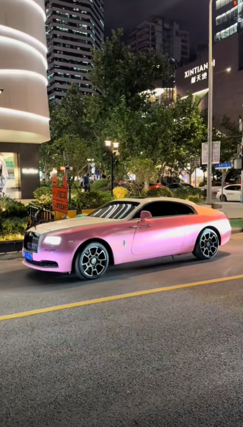Hot nhất hot hôm nay ở Thượng Hải: Phú nhị đại tặng bạn gái Rolls-Royce 20 tỷ màu hồng, vượt xa cổ tích- Ảnh 2. Hot nhất hot hôm nay ở Thượng Hải: Phú nhị đại tặng bạn gái Rolls-Royce 20 tỷ màu hồng, vượt xa cổ tích- Ảnh 2.