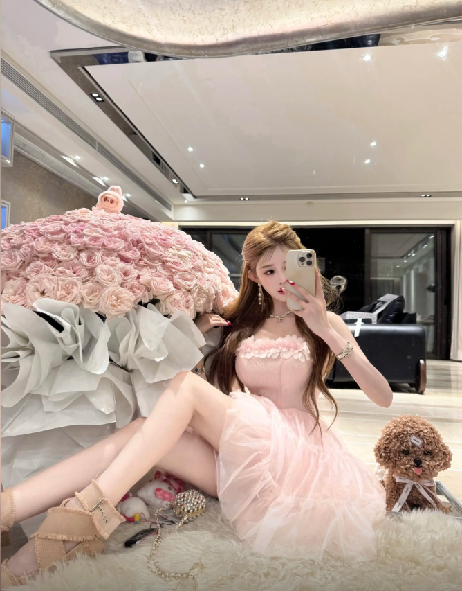 Hot nhất hot hôm nay ở Thượng Hải: Phú nhị đại tặng bạn gái Rolls-Royce 20 tỷ màu hồng, vượt xa cổ tích- Ảnh 7. Hot nhất hot hôm nay ở Thượng Hải: Phú nhị đại tặng bạn gái Rolls-Royce 20 tỷ màu hồng, vượt xa cổ tích- Ảnh 7.