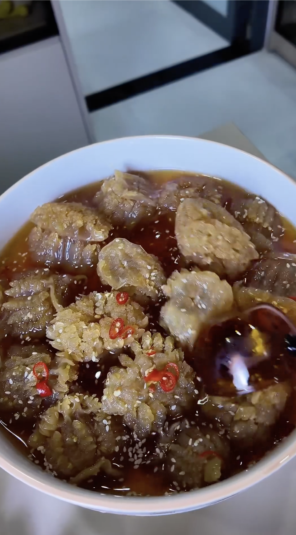 Bỏ Ra 8 Triệu Chỉ Để Ăn Vài Miếng Sứa Đầu Đạn Đang Hot: Vừa Đắt Mà Lại Chả Có Vị Gì Đặc Biệt!- Ảnh 2. Bỏ Ra 8 Triệu Chỉ Để Ăn Vài Miếng Sứa Đầu Đạn Đang Hot: Vừa Đắt Mà Lại Chả Có Vị Gì Đặc Biệt!- Ảnh 2.