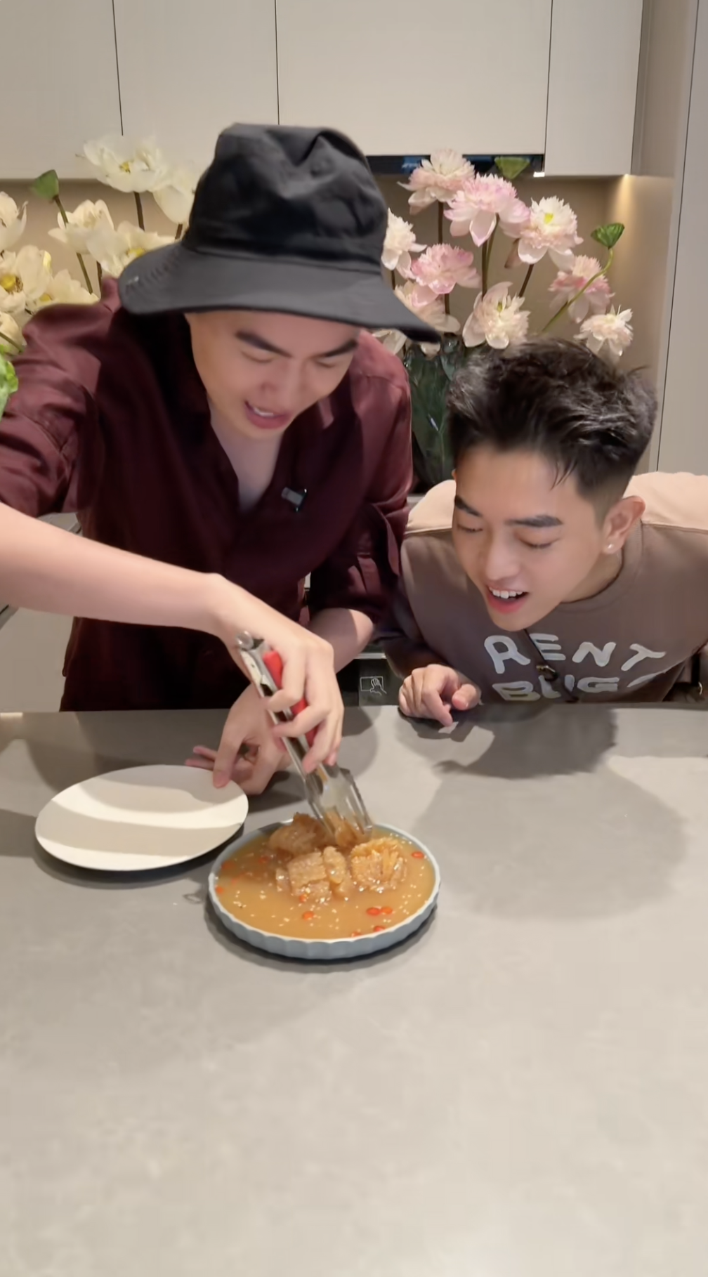 Bỏ Ra 8 Triệu Chỉ Để Ăn Vài Miếng Sứa Đầu Đạn Đang Hot: Vừa Đắt Mà Lại Chả Có Vị Gì Đặc Biệt!- Ảnh 5. Bỏ Ra 8 Triệu Chỉ Để Ăn Vài Miếng Sứa Đầu Đạn Đang Hot: Vừa Đắt Mà Lại Chả Có Vị Gì Đặc Biệt!- Ảnh 5.
