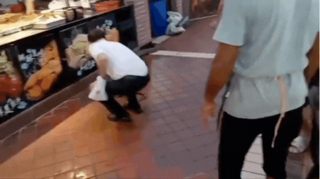 Trải nghiệm đi uống cà phê bất ngờ gặp trăn khủng: Cả quán hợp sức vây bắt - Ảnh 2. Trải nghiệm đi uống cà phê bất ngờ gặp trăn khủng: Cả quán hợp sức vây bắt - Ảnh 2.