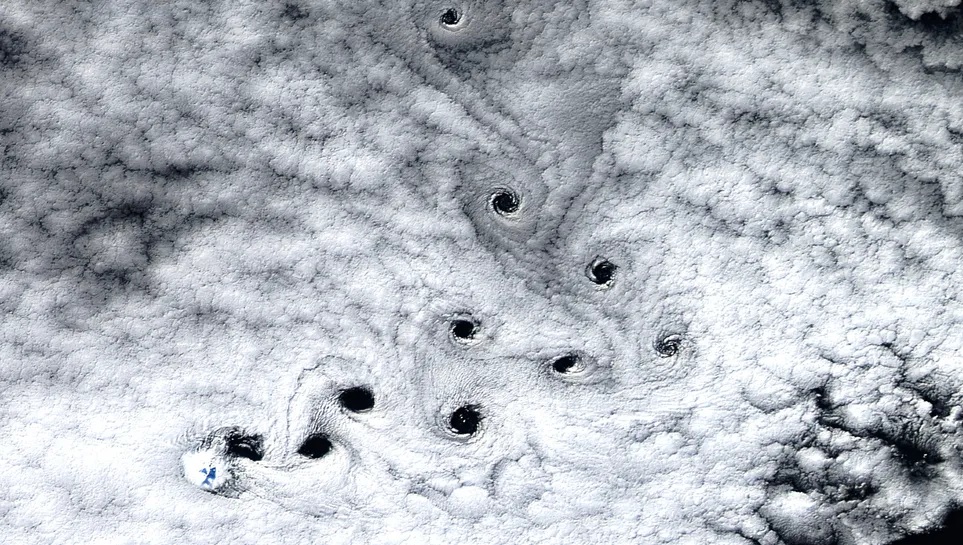 10 “lỗ đen” lạ xuất hiện trên bầu trời đảo hoang gần Nam Cực - Ảnh 1.