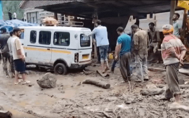 Lũ qu&eacute;t kinh ho&agrave;ng ở Ấn Độ: 56 người chết, 80 người mất t&iacute;ch  - Ảnh 3.