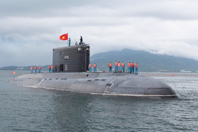Tàu ngầm Kilo của QĐND Việt Nam diễu binh trên biển dịp 2/9: Sở hữu tên lửa Klub-S, 6 ống phóng ngư lôi - Ảnh 3.