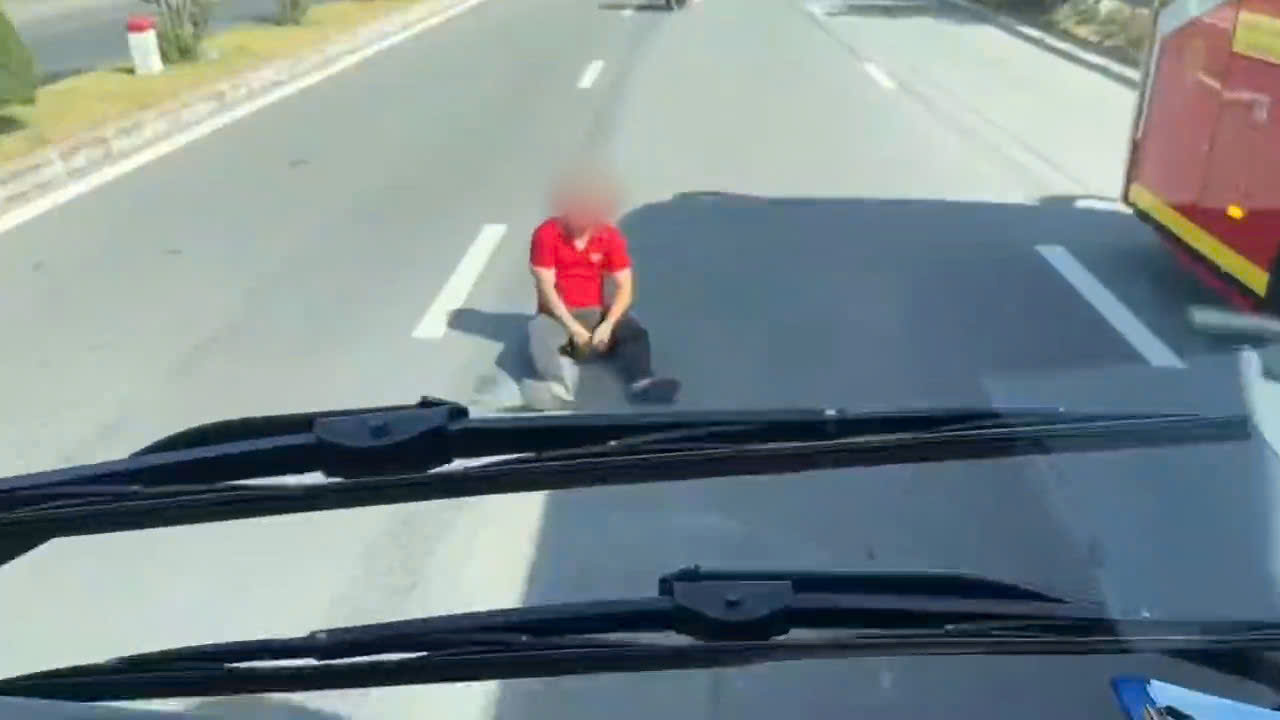 Phụ xe chặn xe khách giữa đường ở Đà Nẵng - Ảnh 1.