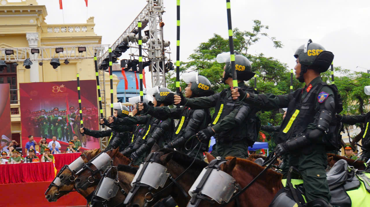 Cảnh sát cơ động Hải Phòng biểu diễn cưỡi ngựa bắn súng ấn tượng chào mừng 80 năm truyền thống - Ảnh 4.