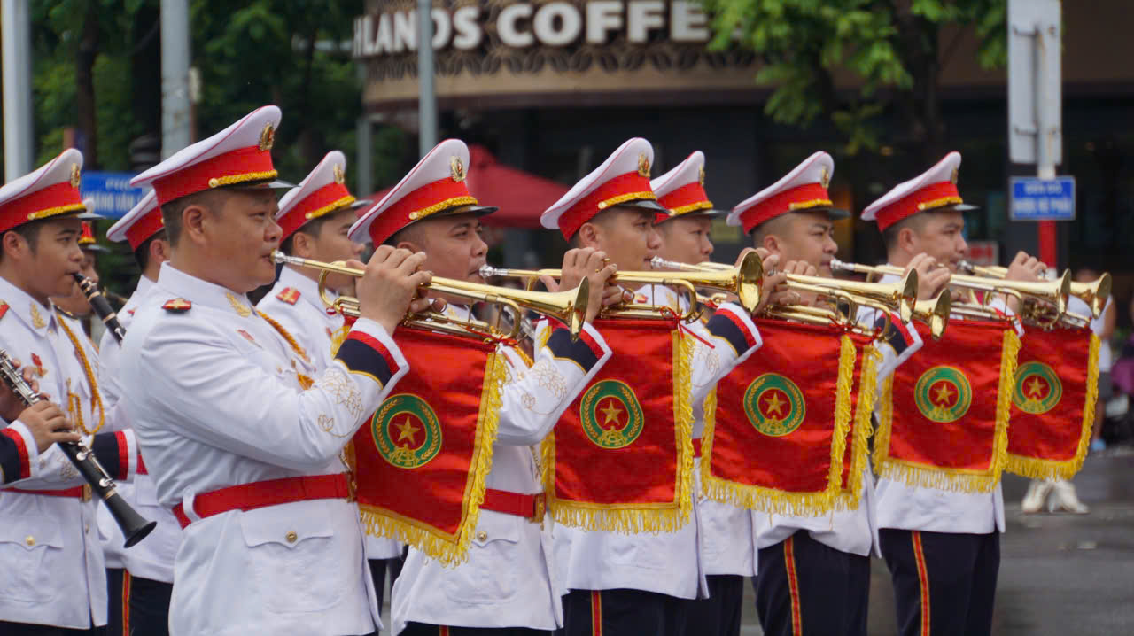 Cảnh sát cơ động Hải Phòng biểu diễn cưỡi ngựa bắn súng ấn tượng chào mừng 80 năm truyền thống - Ảnh 3.