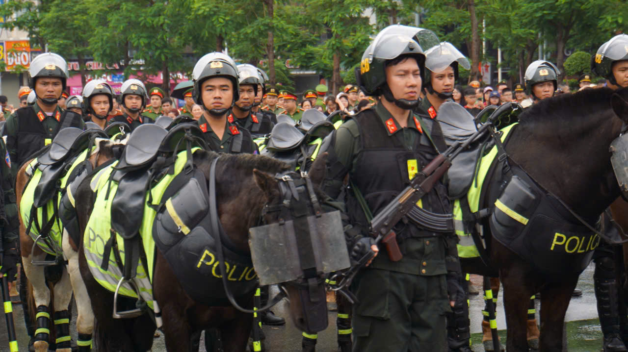 Cảnh sát cơ động Hải Phòng biểu diễn cưỡi ngựa bắn súng ấn tượng chào mừng 80 năm truyền thống - Ảnh 6.