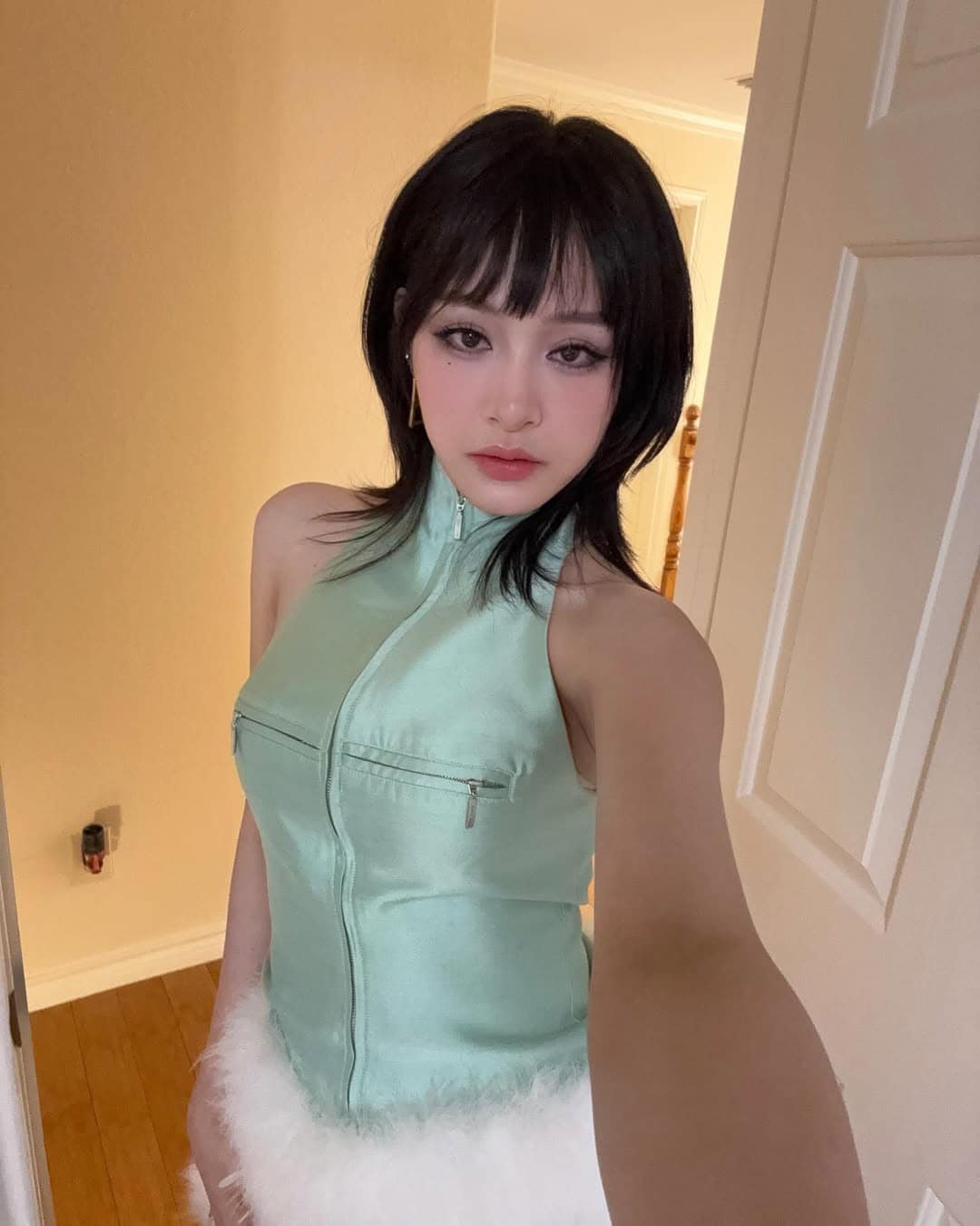 Hiền Hồ bất ngờ quỳ gối xin lỗi giữa sân khấu: "Mọi người đừng bao giờ mắc sai lầm như tôi" - Ảnh 3.