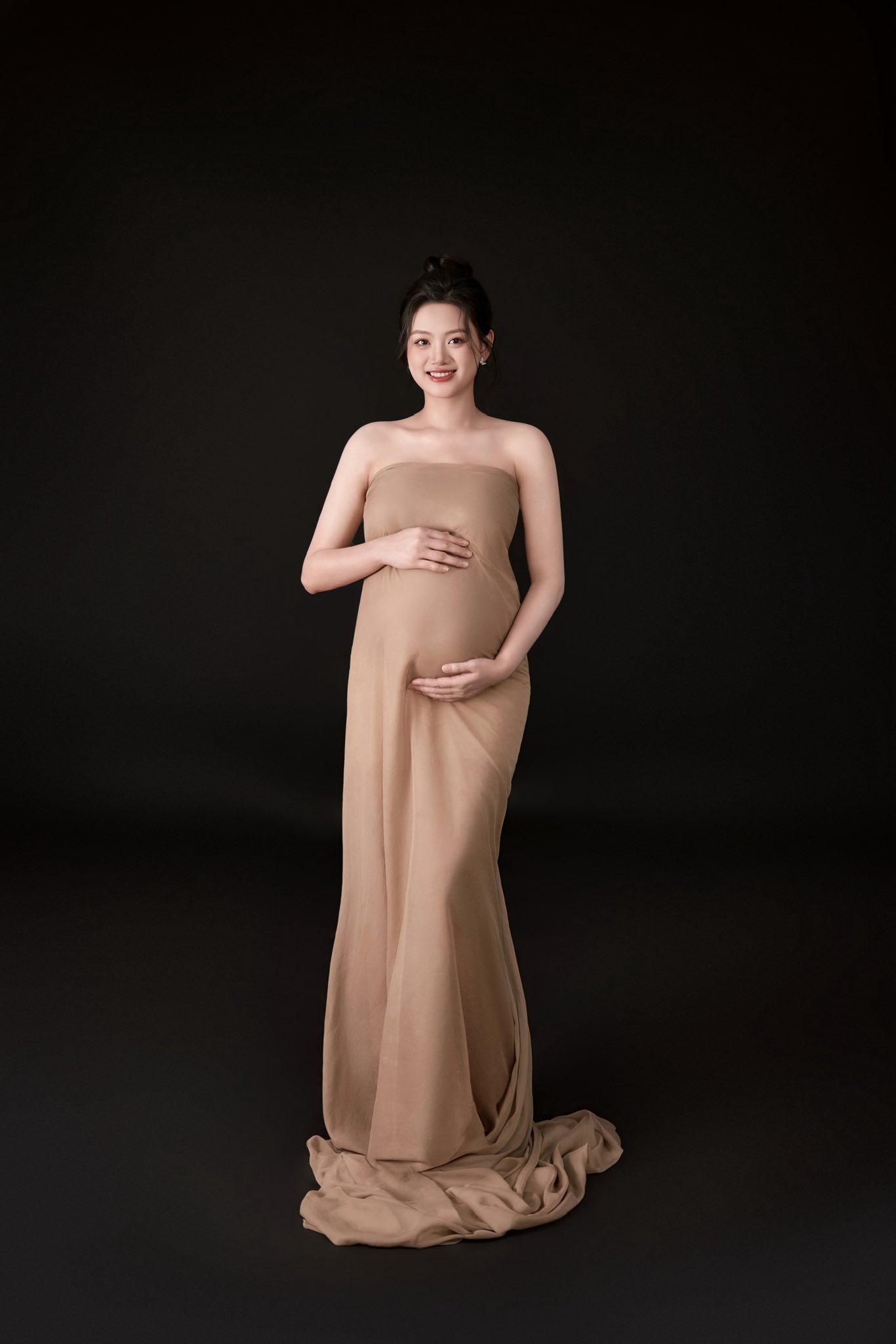 Hoa khôi bóng chuyền Thu Hoài tung bộ ảnh bầu cực xịn bên thầy dạy pickleball, bụng bầu vượt mặt vẫn xinh xuất sắc!- Ảnh 19. Hoa khôi bóng chuyền Thu Hoài tung bộ ảnh bầu cực xịn bên thầy dạy pickleball, bụng bầu vượt mặt vẫn xinh xuất sắc!- Ảnh 19.