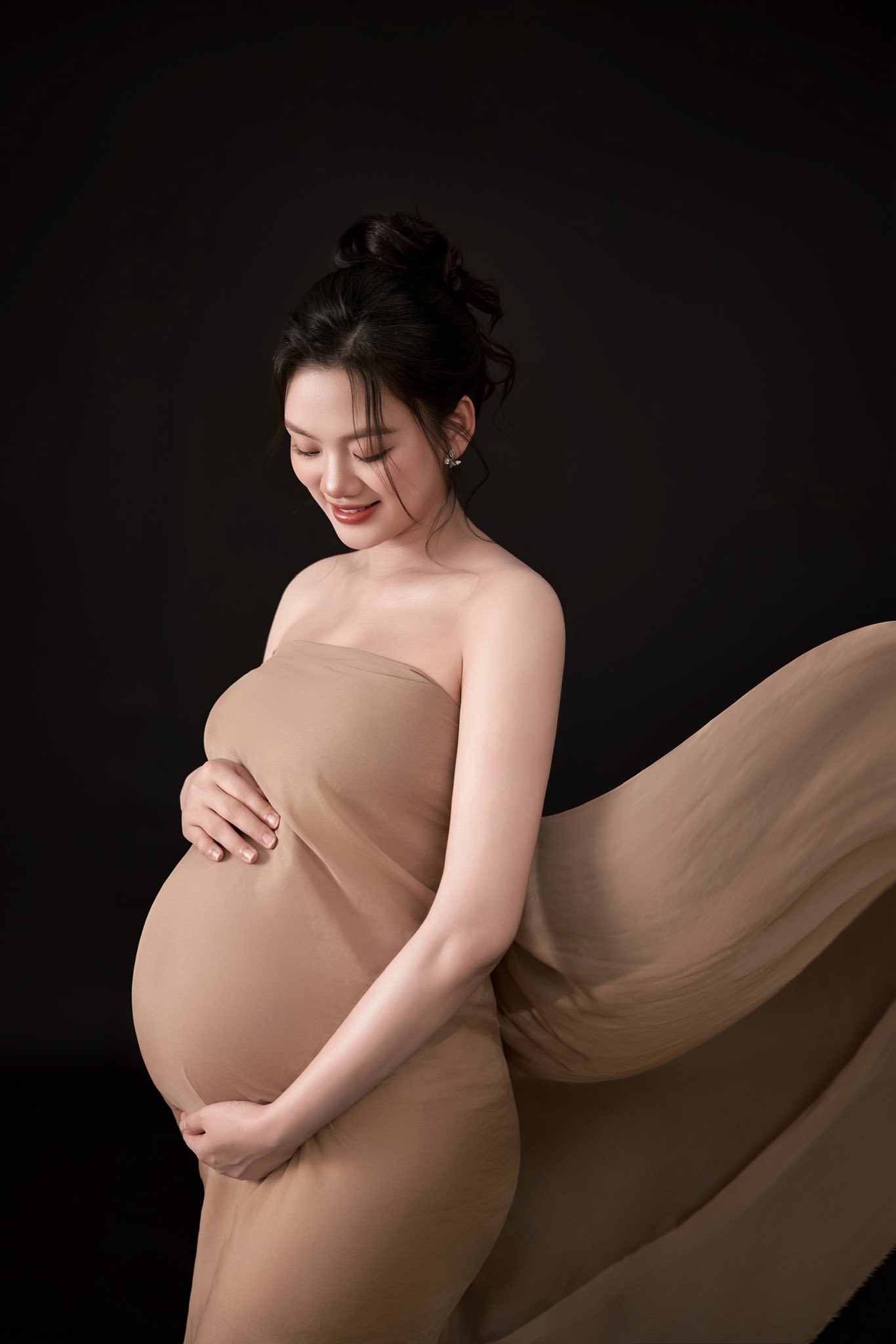 Hoa khôi bóng chuyền Thu Hoài tung bộ ảnh bầu cực xịn bên thầy dạy pickleball, bụng bầu vượt mặt vẫn xinh xuất sắc!- Ảnh 17. Hoa khôi bóng chuyền Thu Hoài tung bộ ảnh bầu cực xịn bên thầy dạy pickleball, bụng bầu vượt mặt vẫn xinh xuất sắc!- Ảnh 17.