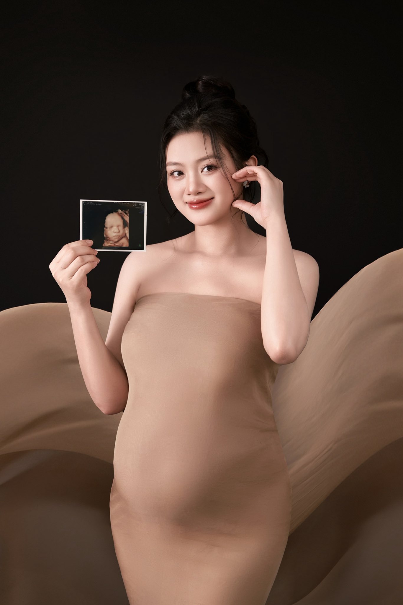 Hoa khôi bóng chuyền Thu Hoài tung bộ ảnh bầu cực xịn bên thầy dạy pickleball, bụng bầu vượt mặt vẫn xinh xuất sắc!- Ảnh 20. Hoa khôi bóng chuyền Thu Hoài tung bộ ảnh bầu cực xịn bên thầy dạy pickleball, bụng bầu vượt mặt vẫn xinh xuất sắc!- Ảnh 20.