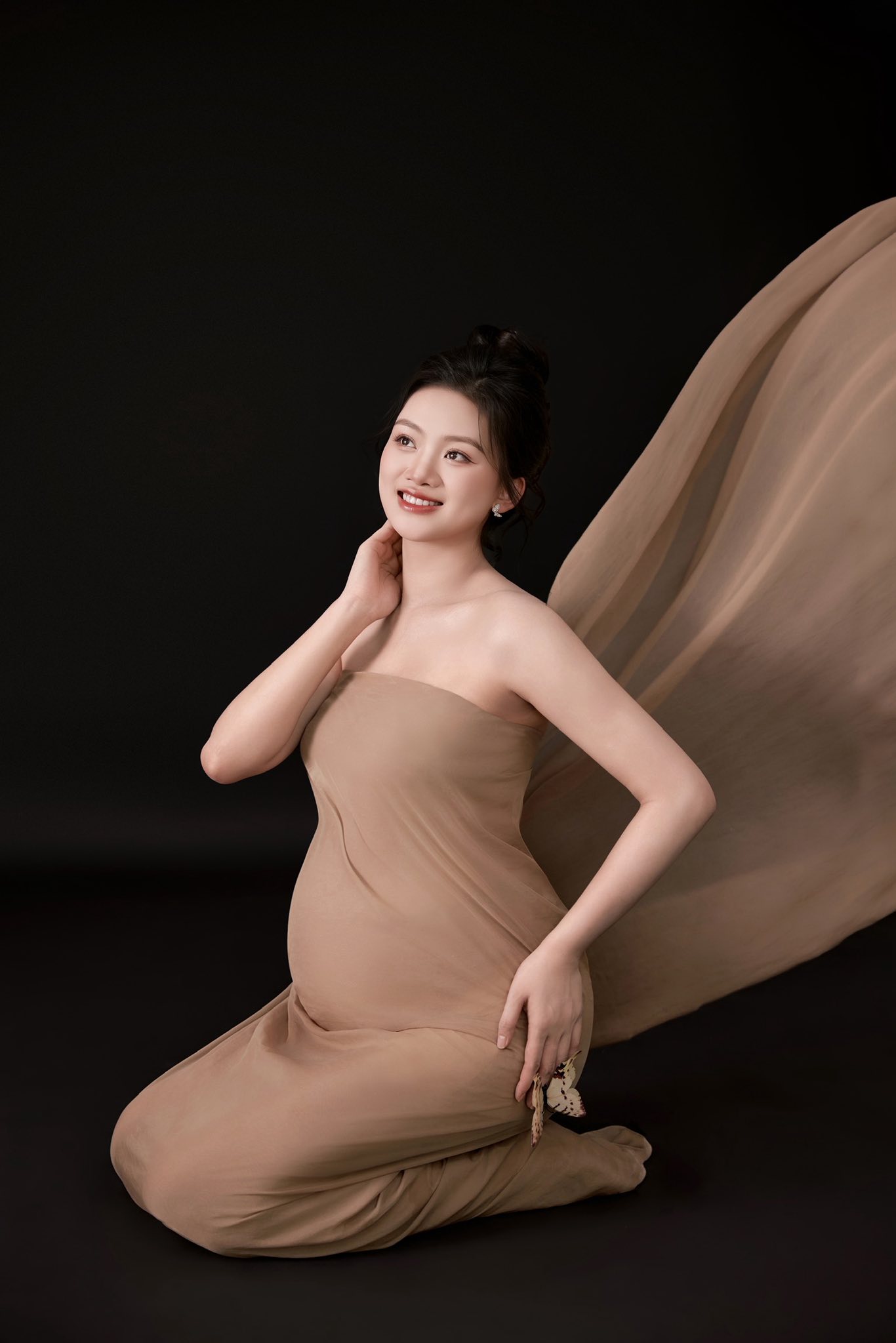 Hoa khôi bóng chuyền Thu Hoài tung bộ ảnh bầu cực xịn bên thầy dạy pickleball, bụng bầu vượt mặt vẫn xinh xuất sắc!- Ảnh 18. Hoa khôi bóng chuyền Thu Hoài tung bộ ảnh bầu cực xịn bên thầy dạy pickleball, bụng bầu vượt mặt vẫn xinh xuất sắc!- Ảnh 18.