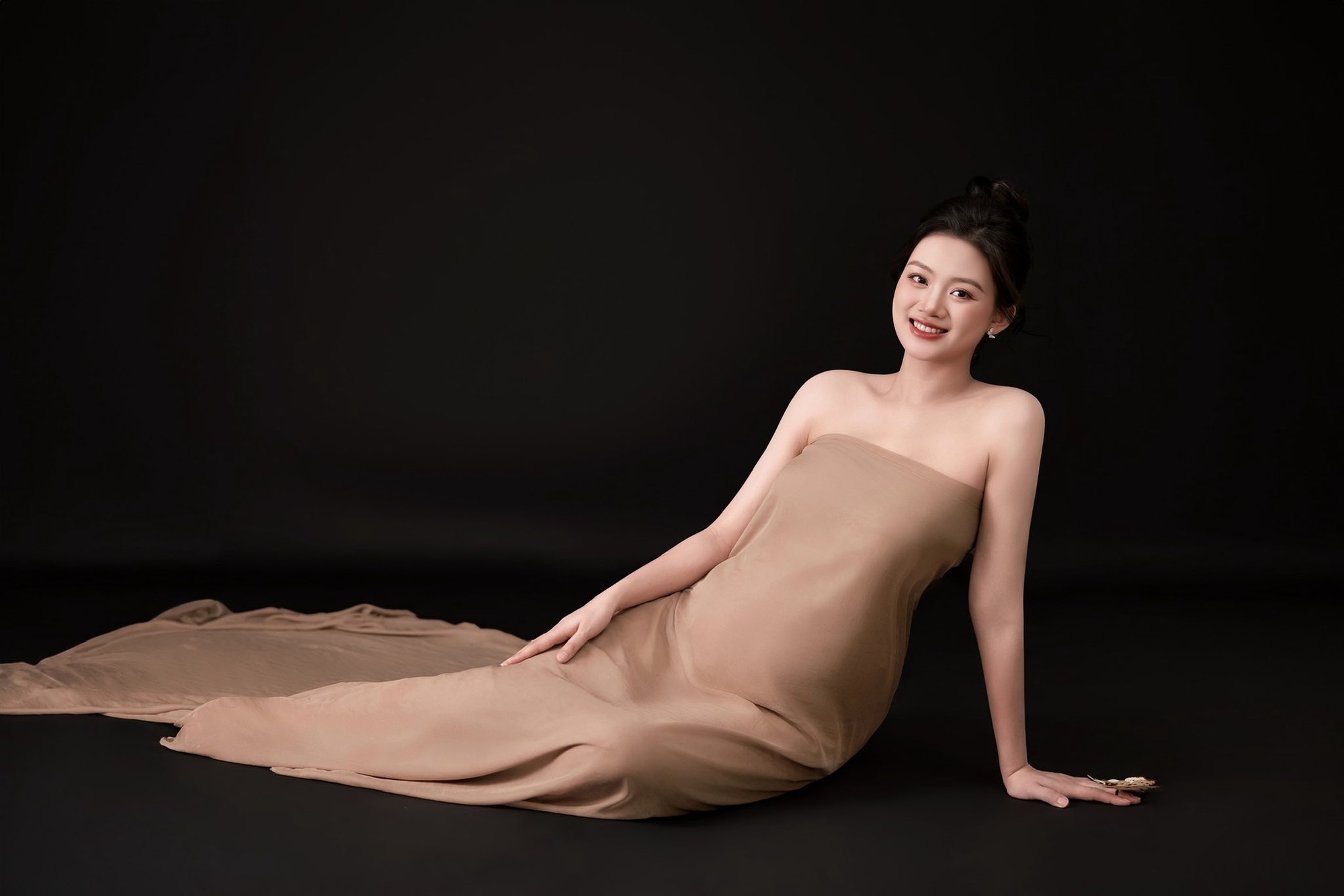 Hoa khôi bóng chuyền Thu Hoài tung bộ ảnh bầu cực xịn bên thầy dạy pickleball, bụng bầu vượt mặt vẫn xinh xuất sắc!- Ảnh 16. Hoa khôi bóng chuyền Thu Hoài tung bộ ảnh bầu cực xịn bên thầy dạy pickleball, bụng bầu vượt mặt vẫn xinh xuất sắc!- Ảnh 16.