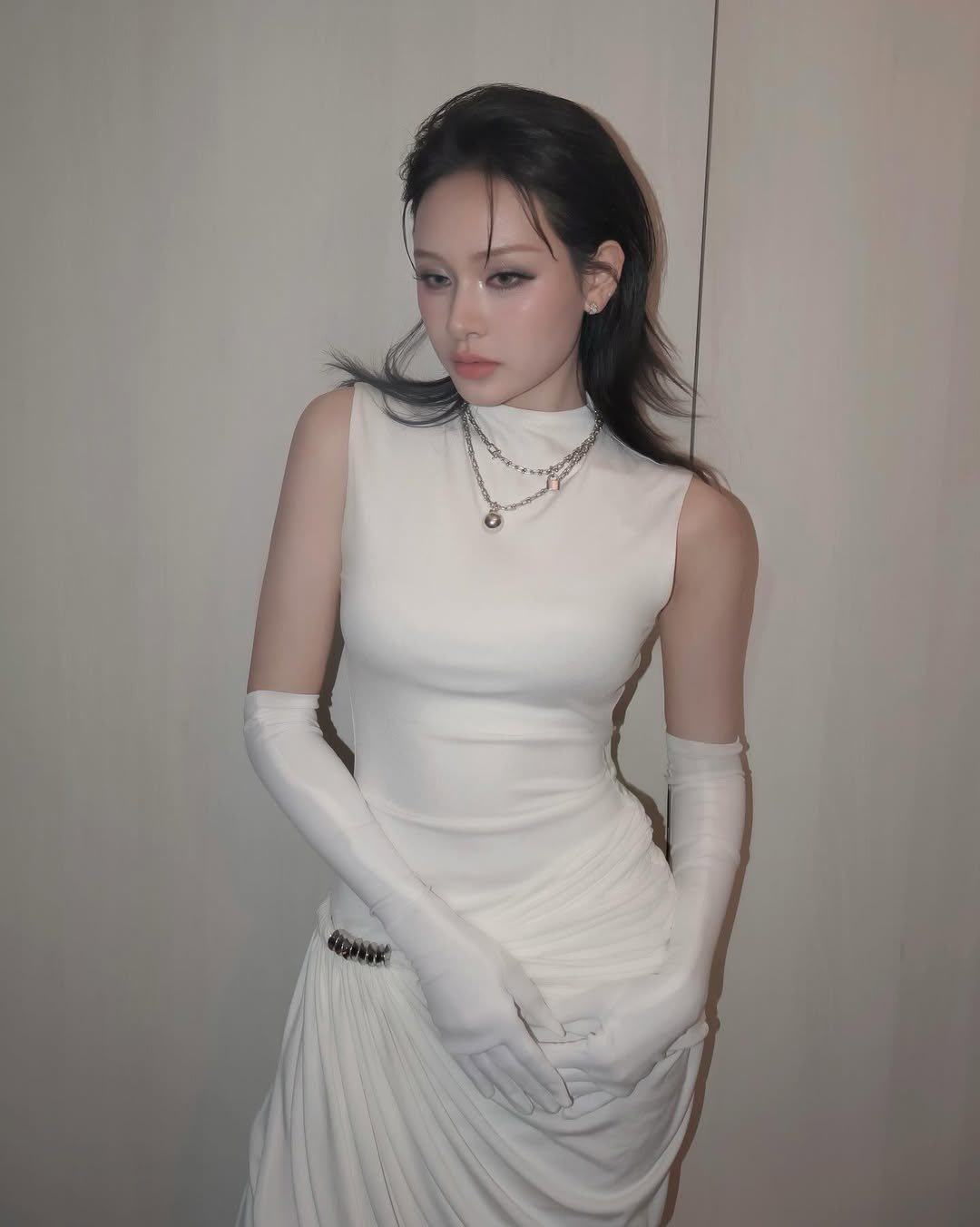 Hiền Hồ bất ngờ quỳ gối xin lỗi giữa sân khấu: "Mọi người đừng bao giờ mắc sai lầm như tôi" - Ảnh 2.