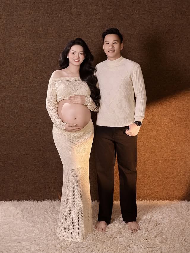 Hoa khôi bóng chuyền Thu Hoài tung bộ ảnh bầu cực xịn bên thầy dạy pickleball, bụng bầu vượt mặt vẫn xinh xuất sắc!- Ảnh 2. Hoa khôi bóng chuyền Thu Hoài tung bộ ảnh bầu cực xịn bên thầy dạy pickleball, bụng bầu vượt mặt vẫn xinh xuất sắc!- Ảnh 2.