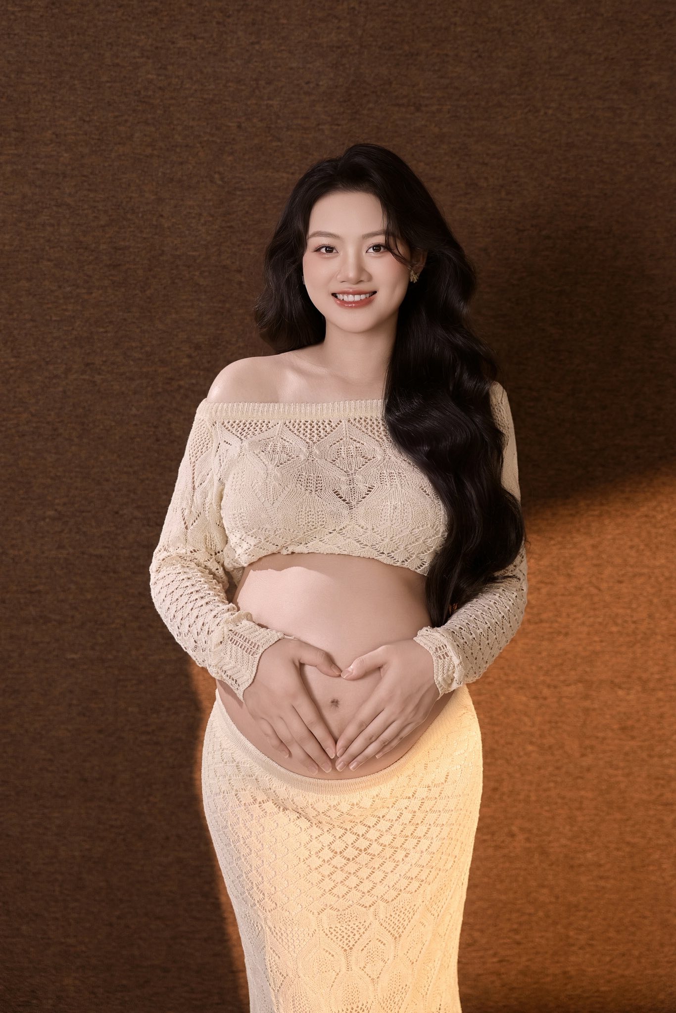 Hoa khôi bóng chuyền Thu Hoài tung bộ ảnh bầu cực xịn bên thầy dạy pickleball, bụng bầu vượt mặt vẫn xinh xuất sắc!- Ảnh 8. Hoa khôi bóng chuyền Thu Hoài tung bộ ảnh bầu cực xịn bên thầy dạy pickleball, bụng bầu vượt mặt vẫn xinh xuất sắc!- Ảnh 8.