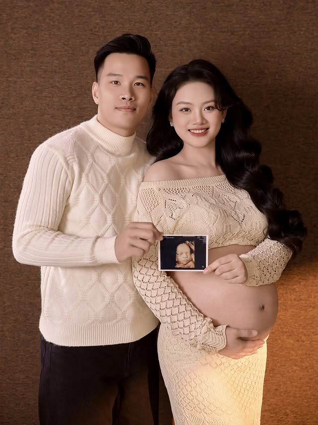 Hoa khôi bóng chuyền Thu Hoài tung bộ ảnh bầu cực xịn bên thầy dạy pickleball, bụng bầu vượt mặt vẫn xinh xuất sắc!- Ảnh 5. Hoa khôi bóng chuyền Thu Hoài tung bộ ảnh bầu cực xịn bên thầy dạy pickleball, bụng bầu vượt mặt vẫn xinh xuất sắc!- Ảnh 5.