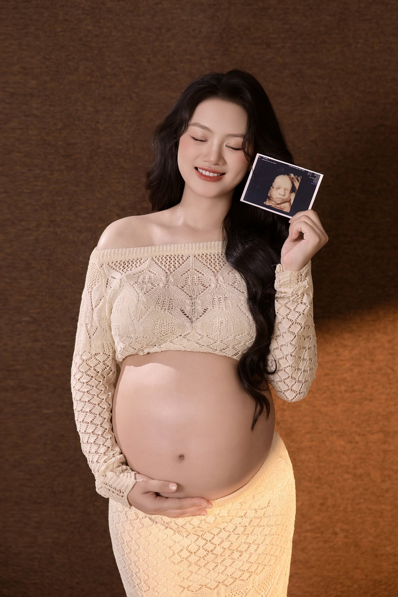 Hoa khôi bóng chuyền Thu Hoài tung bộ ảnh bầu cực xịn bên thầy dạy pickleball, bụng bầu vượt mặt vẫn xinh xuất sắc!- Ảnh 1. Hoa khôi bóng chuyền Thu Hoài tung bộ ảnh bầu cực xịn bên thầy dạy pickleball, bụng bầu vượt mặt vẫn xinh xuất sắc!- Ảnh 1.