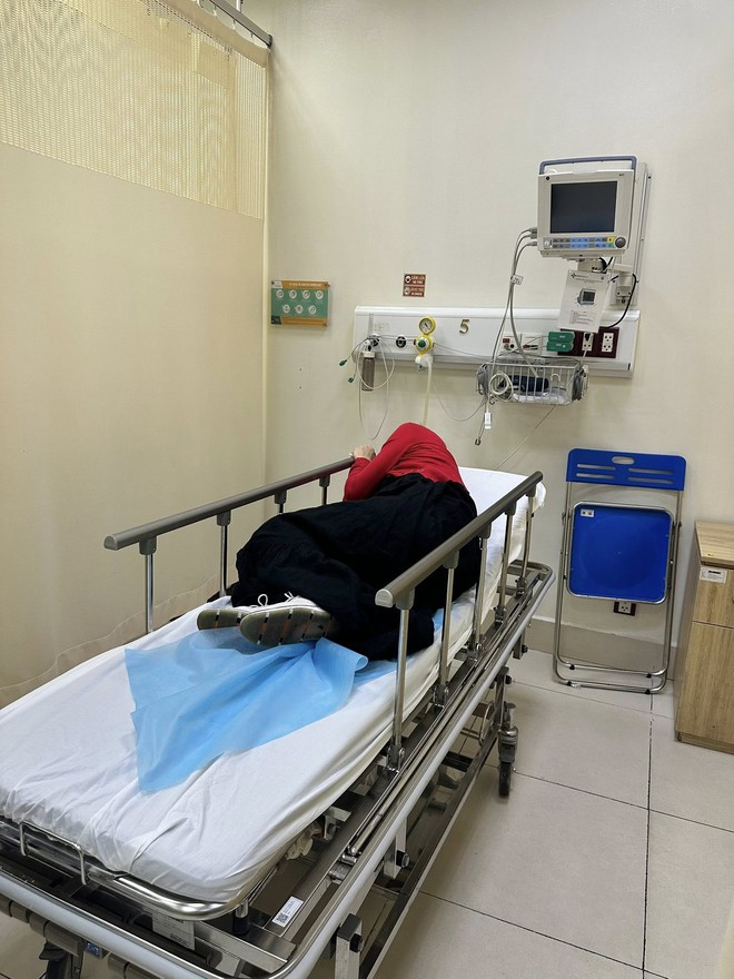 Lộ hình ảnh diễn viên Lan Phương nhập viện trong tình trạng đau đớn - Ảnh 2.