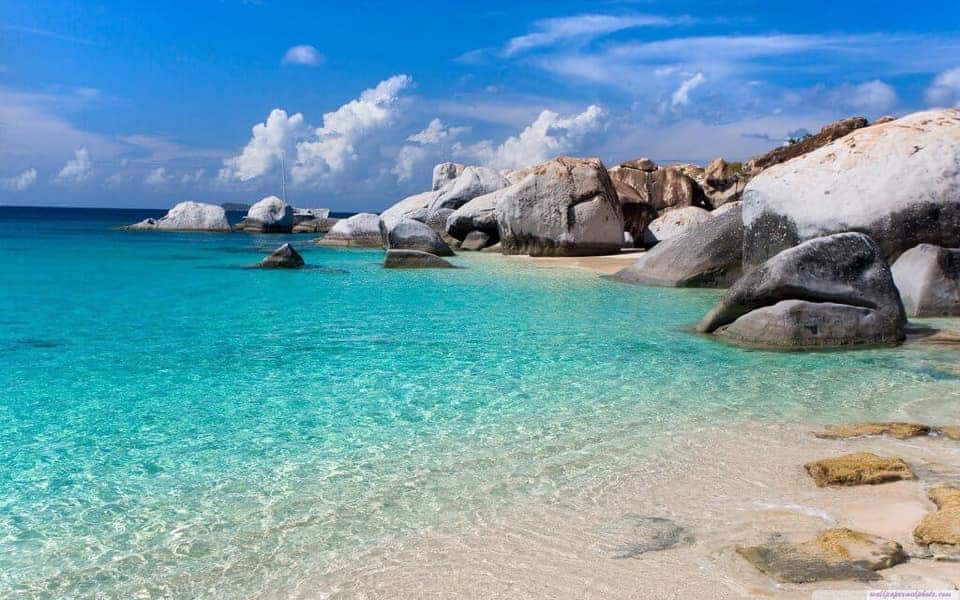 Không phải Đà Nẵng, Nha Trang, đây là bãi biển được du khách nhận xét: Ít ở đâu biển đẹp mà sạch thế này! - Ảnh 2.