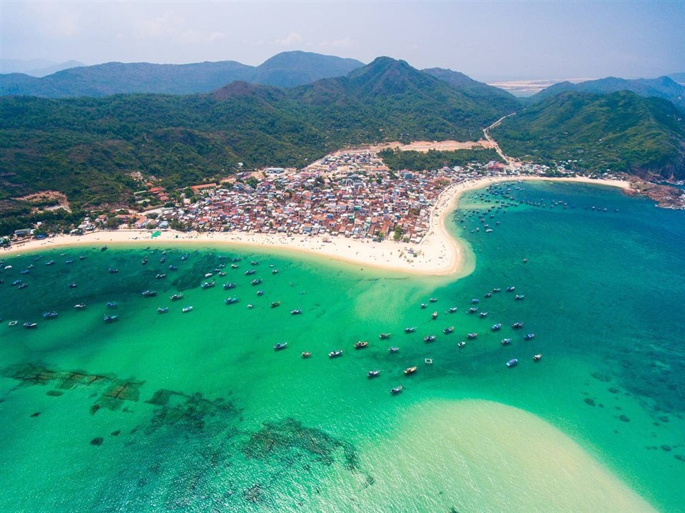 Không phải Đà Nẵng, Nha Trang, đây là bãi biển được du khách nhận xét: Ít ở đâu biển đẹp mà sạch thế này! - Ảnh 1.