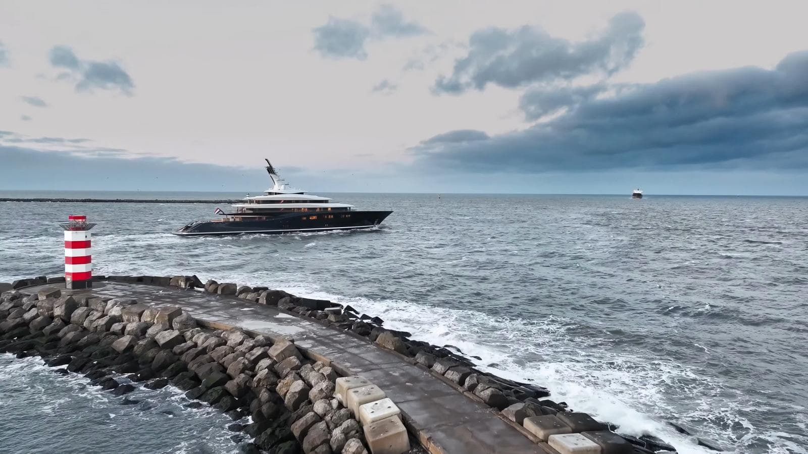 Lần đầu tiên được trang bị công nghệ này - siêu du thuyền 645 triệu USD của Bill Gates có thể chạy 1 tuần không tốn một giọt dầu diesel, được gọi là 'cột mốc mới của ngành hàng hải' - Ảnh 5.