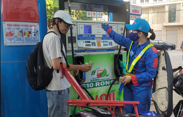 Khách hàng bớt e dè với xăng E10- Ảnh 1. Khách hàng bớt e dè với xăng E10- Ảnh 1.