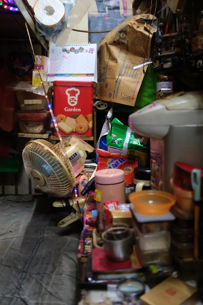 Sống trong "l&ograve; nướng" 4m&sup2;, 30 hộ c&ugrave;ng d&ugrave;ng một nh&agrave; vệ sinh: Bi kịch ngột ngạt ở Hồng K&ocirc;ng - Ảnh 1.