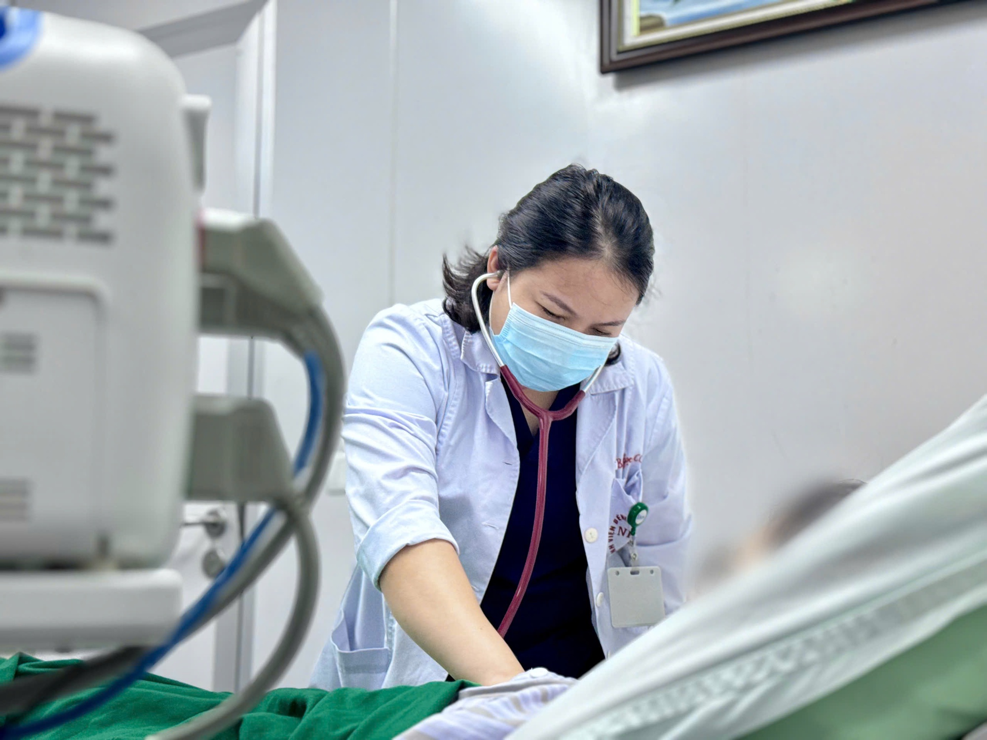 Cô Gái 25 Tuổi Có Phổi Đông Đặc Chỉ Sau 3 Ngày: Cô Gái 25 Tuổi Có Phổi Đông Đặc Chỉ Sau 3 Ngày: