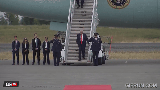 C&aacute;i bắt tay lịch sử g&acirc;y sốt to&agrave;n cầu của 2 &ocirc;ng Trump v&agrave; Putin: Chuy&ecirc;n gia giải m&atilde; ẩn số th&uacute; vị - Ảnh 3.