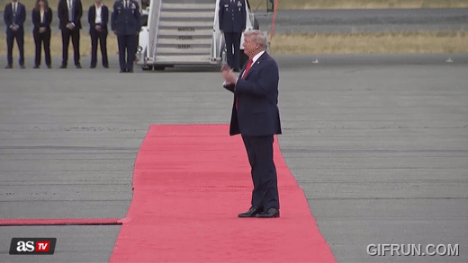 C&aacute;i bắt tay lịch sử g&acirc;y sốt to&agrave;n cầu của 2 &ocirc;ng Trump v&agrave; Putin: Chuy&ecirc;n gia giải m&atilde; ẩn số th&uacute; vị - Ảnh 1.