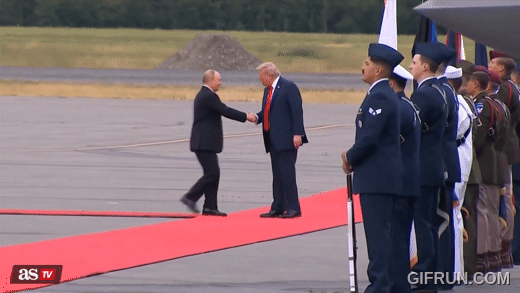 C&aacute;i bắt tay lịch sử g&acirc;y sốt to&agrave;n cầu của 2 &ocirc;ng Trump v&agrave; Putin: Chuy&ecirc;n gia giải m&atilde; ẩn số th&uacute; vị - Ảnh 2.