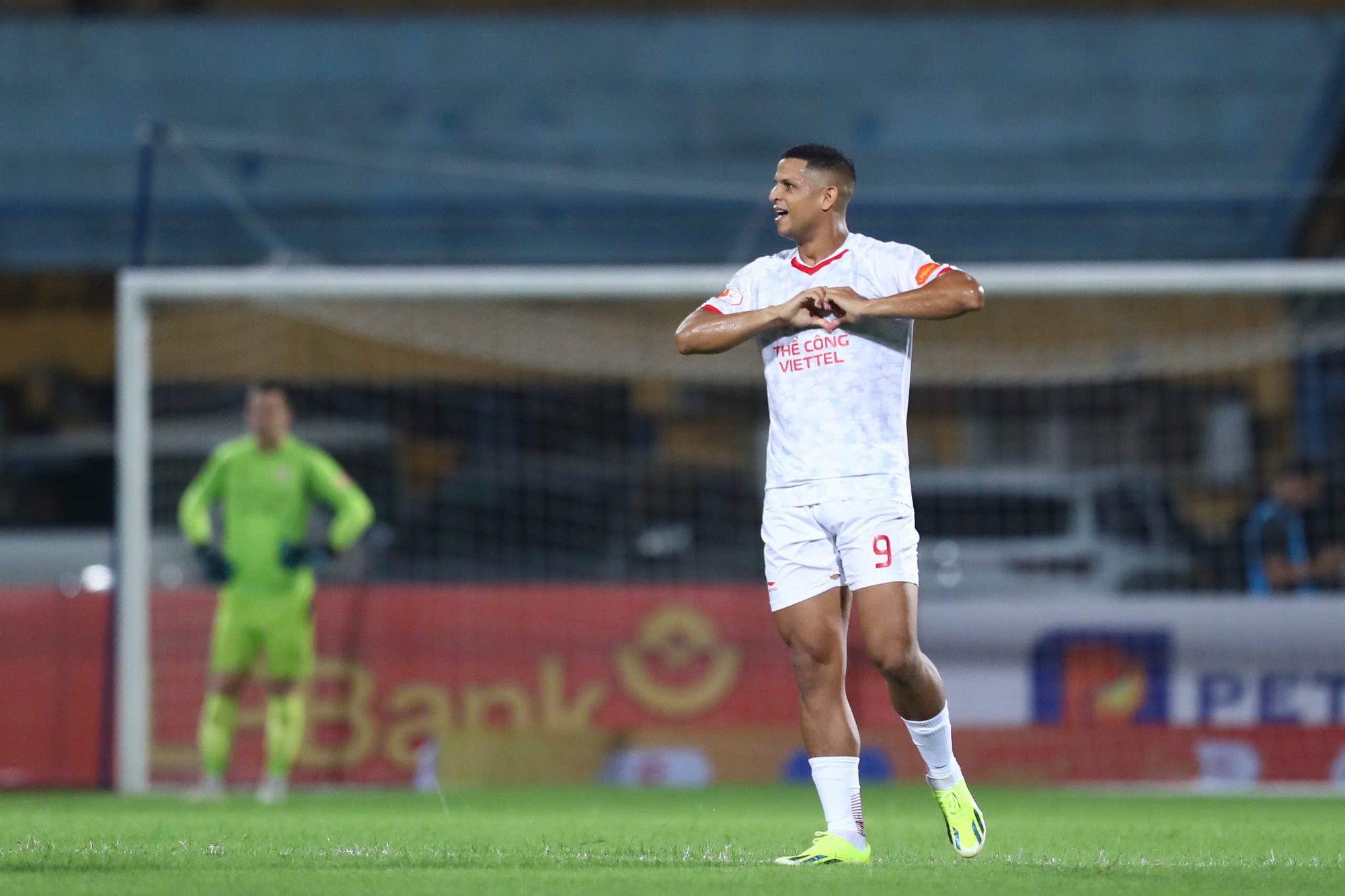 Cam thường bắt trọn nhan sắc Chu Thanh Huyền tr&ecirc;n s&acirc;n H&agrave;ng Đẫy cổ vũ Quang Hải, liệu c&oacute; kh&aacute;c xa ảnh tr&ecirc;n mạng?- Ảnh 7.