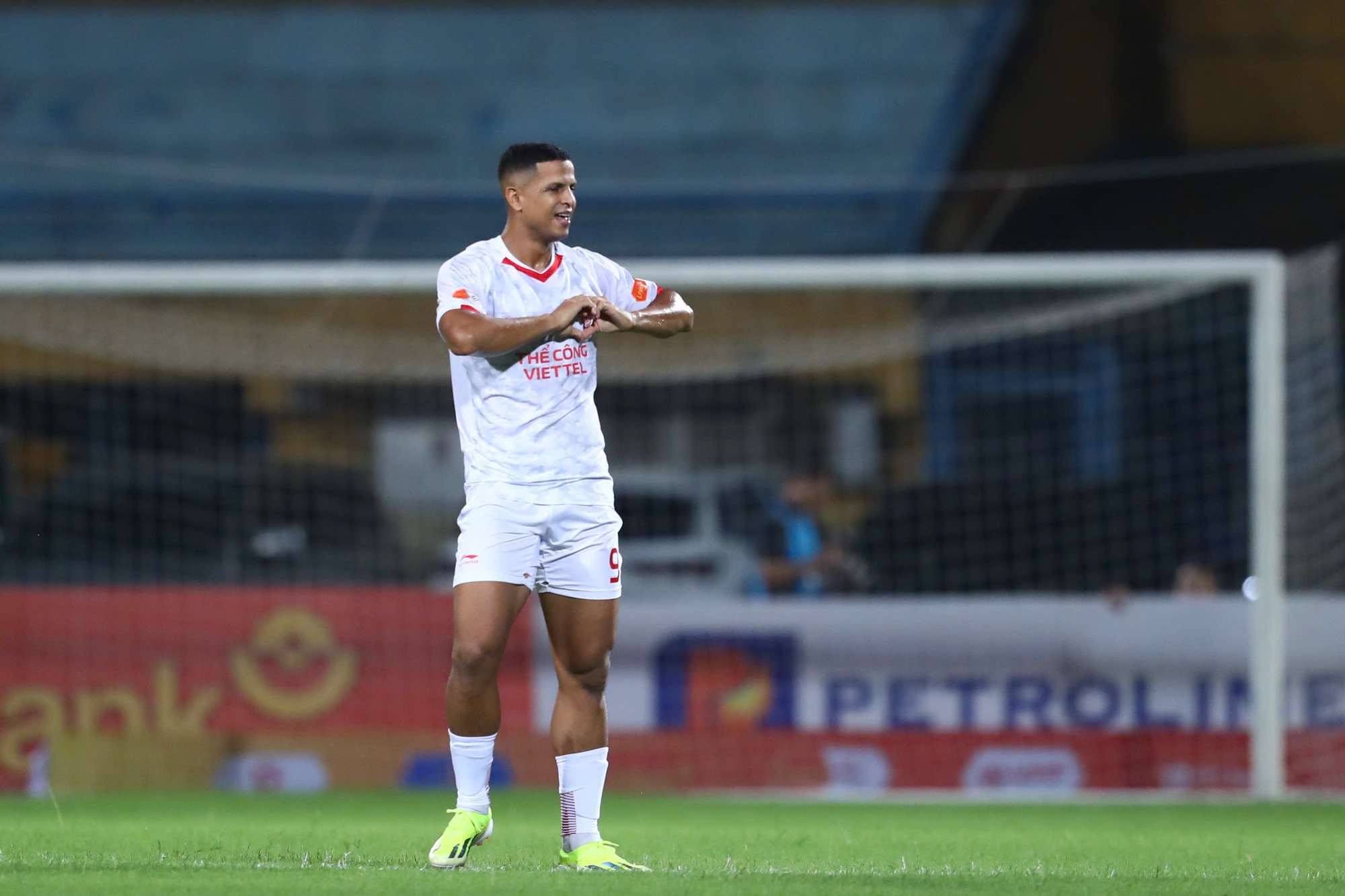 Cam thường bắt trọn nhan sắc Chu Thanh Huyền tr&ecirc;n s&acirc;n H&agrave;ng Đẫy cổ vũ Quang Hải, liệu c&oacute; kh&aacute;c xa ảnh tr&ecirc;n mạng?- Ảnh 5.