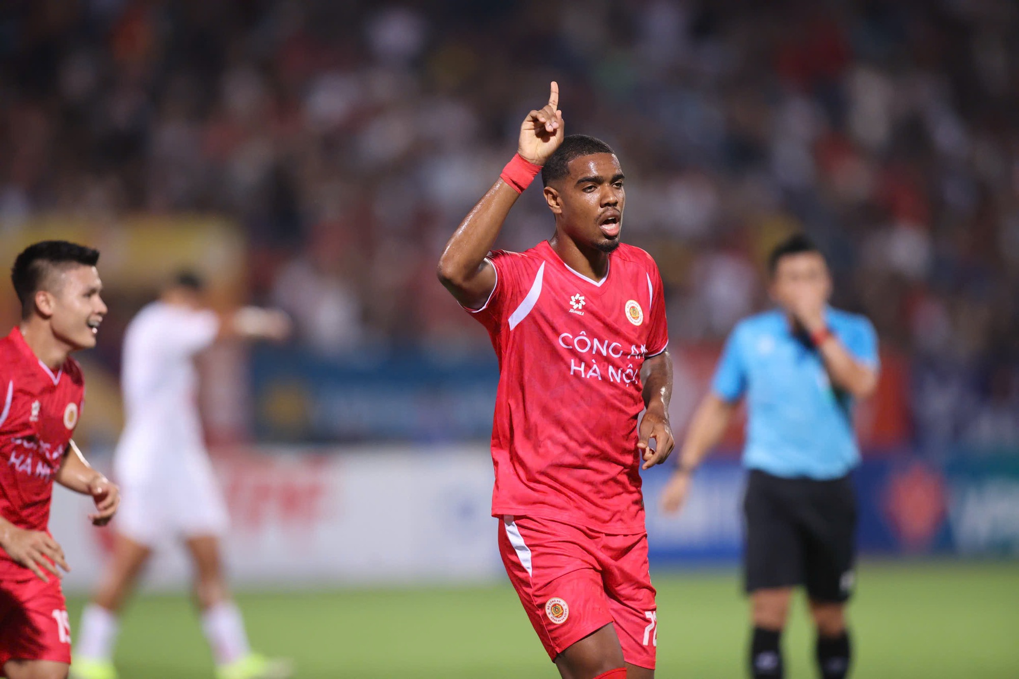 Cam thường bắt trọn nhan sắc Chu Thanh Huyền tr&ecirc;n s&acirc;n H&agrave;ng Đẫy cổ vũ Quang Hải, liệu c&oacute; kh&aacute;c xa ảnh tr&ecirc;n mạng?- Ảnh 9.