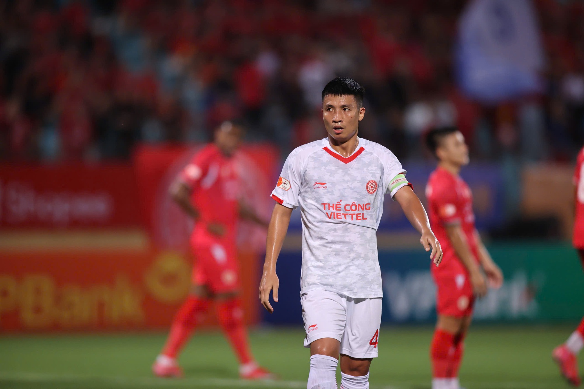 Cam thường bắt trọn nhan sắc Chu Thanh Huyền tr&ecirc;n s&acirc;n H&agrave;ng Đẫy cổ vũ Quang Hải, liệu c&oacute; kh&aacute;c xa ảnh tr&ecirc;n mạng?- Ảnh 6.