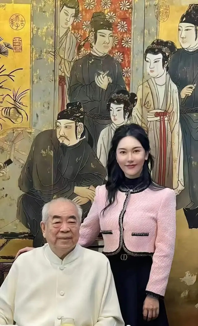 Chấn động dư luận: Vợ thứ tư của danh họa 87 tuổi nghi ngoại tình, lén bán tranh của chồng hơn 7.000 tỷ đồng- Ảnh 2. Chấn động dư luận: Vợ thứ tư của danh họa 87 tuổi nghi ngoại tình, lén bán tranh của chồng hơn 7.000 tỷ đồng- Ảnh 2.