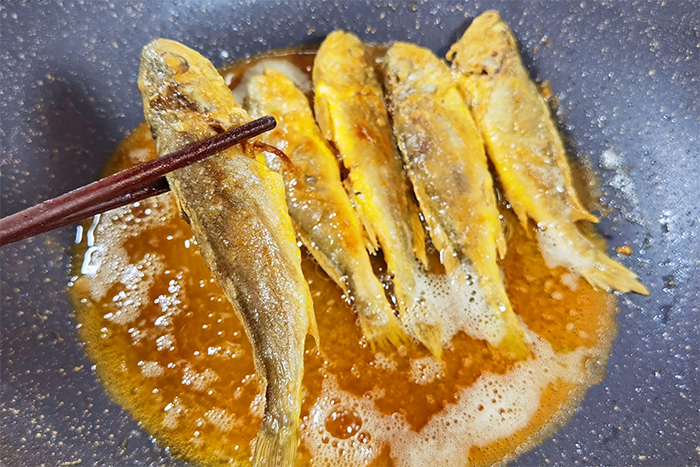 Lý Do Cá Rán Ở Nhà Hàng Luôn Giòn Tan, Thêm Thứ Này Cá Để Lâu Không Ỉu - Ảnh 3. Lý Do Cá Rán Ở Nhà Hàng Luôn Giòn Tan, Thêm Thứ Này Cá Để Lâu Không Ỉu - Ảnh 3.